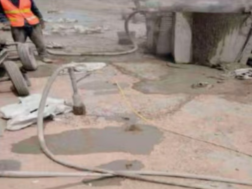 阿拉善右水泥混凝土路面板底注浆技术 路面脱空注浆整治方案